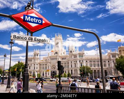 Madrid, Spanien - 20. Juni 2022: U-Bahn-Station Bank of Spain und im Hintergrund der Kommunikationspalast auf dem Platz Cibeles in Madrid Stockfoto