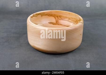 Eine hübsche, gedrehte Holzschüssel, aus Buntholz Stockfoto
