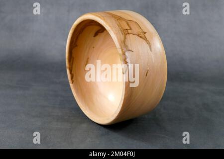 Eine hübsche, gedrehte Holzschüssel, aus Buntholz Stockfoto