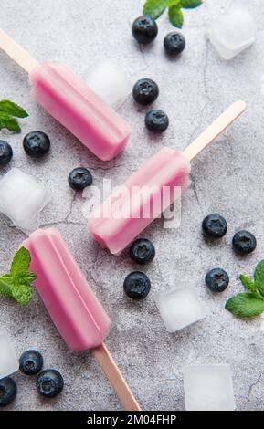 Eislippesikel aus frischen Bio-Heidelbeeren. Sommerliche Süßigkeiten und Desserts. Vegane Küche. Stockfoto