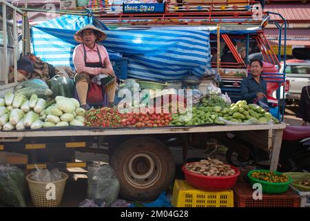 Pakse, Laos, 24. November 2017: Händler auf dem lokalen Markt in Pakse, Laos, am 24. November 2017. Stockfoto