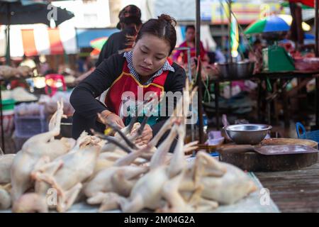 Pakse, Laos, 24. November 2017: Händler auf dem lokalen Markt in Pakse, Laos, am 24. November 2017. Stockfoto