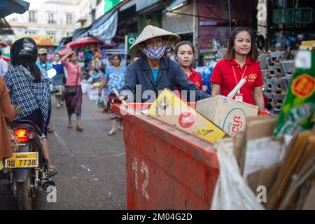 Pakse, Laos, 24. November 2017: Händler auf dem lokalen Markt in Pakse, Laos, am 24. November 2017. Stockfoto