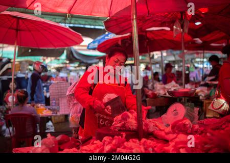 Pakse, Laos, 24. November 2017: Händler auf dem lokalen Markt in Pakse, Laos, am 24. November 2017. Stockfoto