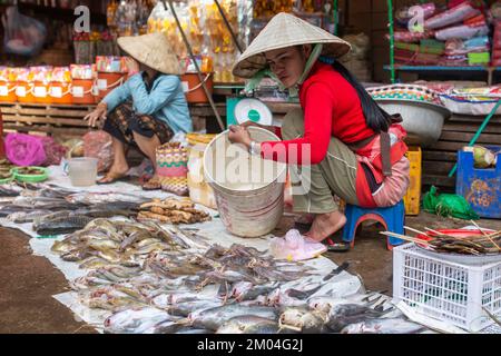 Pakse, Laos, 24. November 2017: Händler auf dem lokalen Markt in Pakse, Laos, am 24. November 2017. Stockfoto