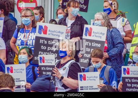 London, Großbritannien. 03.. Juli 2021. Demonstranten halten Plakate, die eine gerechte Bezahlung für Krankenschwestern während der Demonstration vor dem Universitätsklinikum fordern. Krankenschwestern, Arbeiter und Unterstützer des NHS (National Health Service) marschierten durch das Zentrum Londons und verlangten eine faire Lohnerhöhung für NHS-Mitarbeiter und allgemein Unterstützung des NHS. (Foto: Vuk Valcic/SOPA Images/Sipa USA) Guthaben: SIPA USA/Alamy Live News Stockfoto