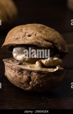 Walnuss auf einem Holztisch Stockfoto