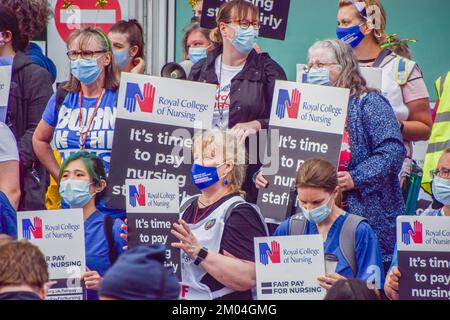 London, Großbritannien. 3.. Juli 2021. Demonstranten halten Plakate, die eine gerechte Bezahlung für Krankenschwestern während der Demonstration vor dem Universitätsklinikum fordern. Krankenschwestern, Arbeiter und Unterstützer des NHS (National Health Service) marschierten durch das Zentrum Londons und verlangten eine faire Lohnerhöhung für NHS-Mitarbeiter und allgemein Unterstützung des NHS. (Kreditbild: © Vuk Valcic/SOPA Bilder über ZUMA Press Wire) Stockfoto