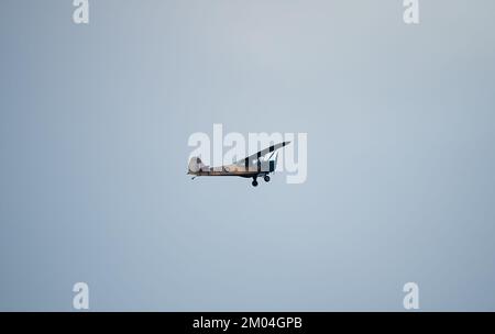 TW511 Auster 5 G-APAF Oldtimer-Verbindungs- und Beobachtungsflugzeug der Armee in einem blauen grauen Herbsthimmel, Wiltshire UK Stockfoto