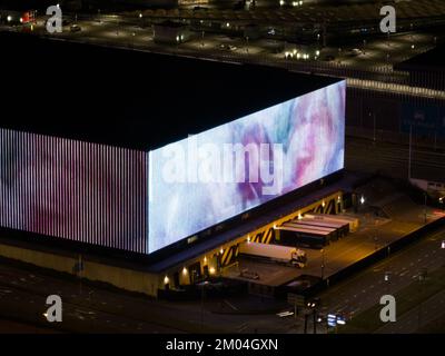 Amsterdam, 22.. September 2022, Niederlande. Ziggo Dome Konzertsaal. LED-Lichtwerbung an der Fassade. Musikkuppel neben dem Johan Cruijff Stockfoto