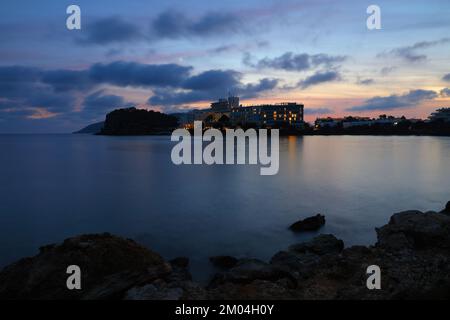 Santa Eulalia in der Dämmerung, Ibiza, Balearen, Spanien. Stockfoto