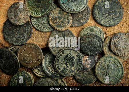 Alte römische Münzen auf Ziegeln. Stockfoto