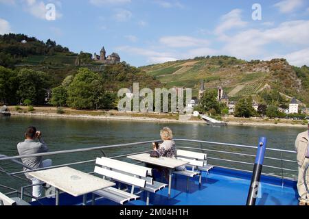 Blick von einem deutschen Ausflugsboot auf dem Rhein auf Bacharach und Burg Stahleck in der Nähe der deutschen Stadt Rüdesheim. Sommer, September, Gemany Stockfoto