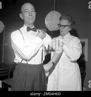 Impfstoff in den 1960er Jahren. Eine Krankenschwester injiziert einem Mann einen Impfstoff in den Arm. Schweden 1965 Conard Ref 5011 Stockfoto