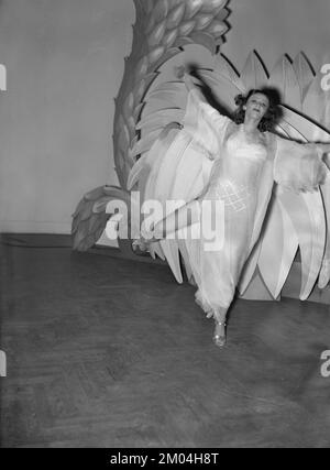 Auf Bühne 1939. Die junge Frau tritt auf der Bühne auf und trägt ein Theaterkostüm mit Dekor hinter sich. Schweden november 1939 22-7 Stockfoto