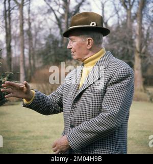 Maurice Chevalier. Französischer Schauspieler 1888-1972. Abgebildet in seinem Haus in Frankreich 1964 Roland Palm Ref 5:33:01 Stockfoto