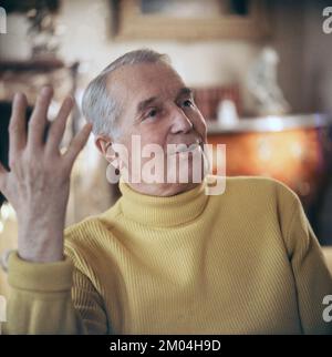 Maurice Chevalier. Französischer Schauspieler 1888-1972. Abgebildet in seinem Haus in Frankreich 1964 Roland Palm Ref 5:33:01 Stockfoto