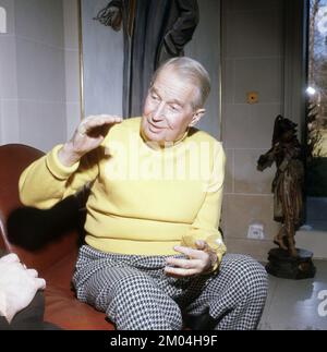 Maurice Chevalier. Französischer Schauspieler 1888-1972. Abgebildet in seinem Haus in Frankreich 1964 Roland Palm Ref 5:33:04 Stockfoto