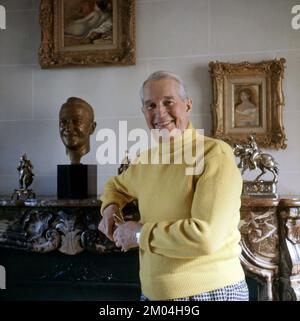 Maurice Chevalier. Französischer Schauspieler 1888-1972. Abgebildet in seinem Haus in Frankreich 1964 Roland Palm Ref 5:33:05 Stockfoto