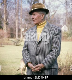 Maurice Chevalier. Französischer Schauspieler 1888-1972. Abgebildet in seinem Haus in Frankreich 1964 Roland Palm Ref 5:33:01 Stockfoto