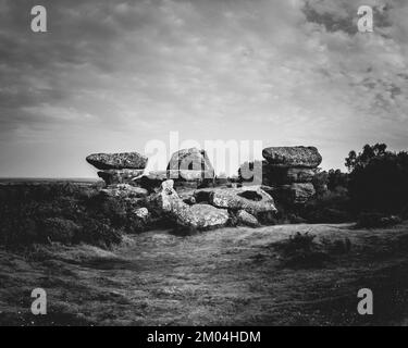 Brimham Rocks in North Yorkshire. Schwarz und Weiß Stockfoto