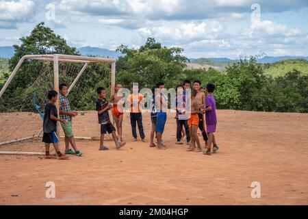 Bezirk Omkoi, Thailand, 24. Mai 2021, Foto des Fußballgefallens für Kinder des Bergstammes im Bezirk Omkoi, Chiang Mai, Thailand. Stockfoto