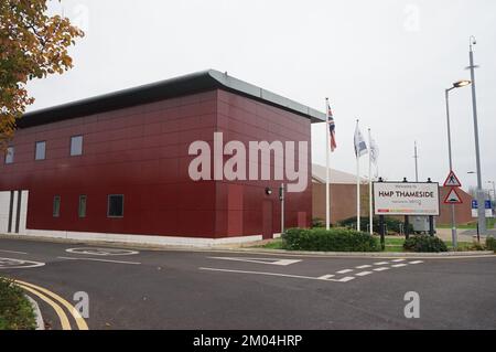 04/12/2022 HMP Thameside, allgemeine Ansicht von außen. HMP Thameside ist ein lokales Wiederansiedlungsgefängnis der Kategorie B in der Thamesmead-Gegend des Royal Borough of Greenwich, Südost-London Stockfoto