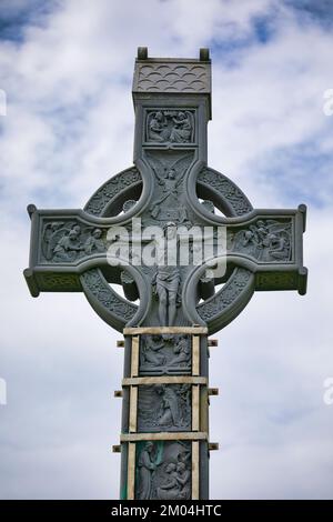 Lord Carbery's Cross zeigt biblische Szenen und unterstützt von Edelstahlverstärkung, Croachna Hill, West Cork, Irland Stockfoto