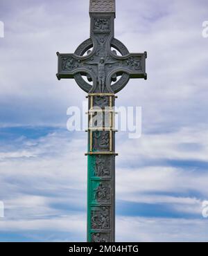 Lord Carbery's Cross zeigt biblische Szenen und unterstützt von Edelstahlverstärkung, Croachna Hill, West Cork, Irland Stockfoto