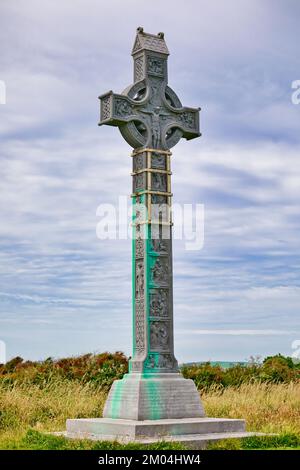 Lord Carbery's Cross zeigt biblische Szenen und unterstützt von Edelstahlverstärkung, Croachna Hill, West Cork, Irland Stockfoto