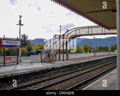 Aviemore Bahnhof, schottische Highlands am 14. Oktober 2009. Bahnhof mit Zielschild und Bahngleisen Stockfoto