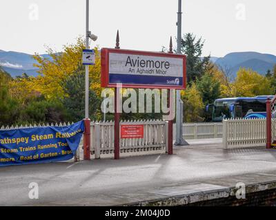 Aviemore Bahnhof, schottische Highlands am 14. Oktober 2009. Bahnhof mit Zielschild und Bahngleisen Stockfoto