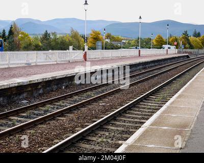 Aviemore Bahnhof, schottische Highlands am 14. Oktober 2009. Bahnhof mit Zielschild und Bahngleisen Stockfoto