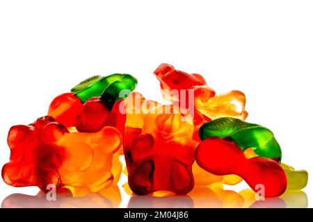 Mehrere Gummibären, Makro, isoliert auf weißem Hintergrund. Stockfoto