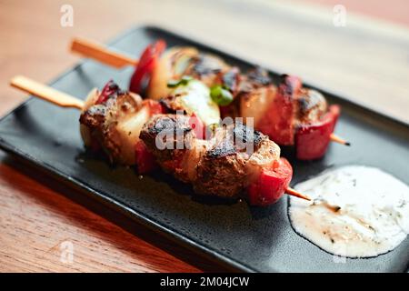 Lammkebab mit Gemüse und Sauce Stockfoto
