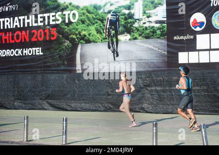 Unidentifizierter Triathlon-Wettbewerb in Pattaya Triathlon, Thailand Tri-League Tour Series 2015 am 17 ,2015. Oktober, Pattaya Beach, Chonburi, Thailand. Stockfoto