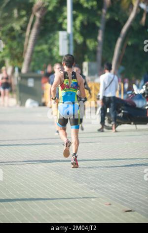 Unidentifizierter Triathlon-Wettbewerb in Pattaya Triathlon, Thailand Tri-League Tour Series 2015 am 17 ,2015. Oktober, Pattaya Beach, Chonburi, Thailand. Stockfoto