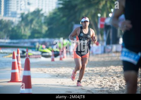 Unidentifizierter Triathlon-Wettbewerb in Pattaya Triathlon, Thailand Tri-League Tour Series 2015 am 17 ,2015. Oktober, Pattaya Beach, Chonburi, Thailand. Stockfoto