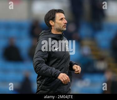 High Wycombe, Großbritannien. 04.. Dezember 2022. Portsmouth Head Coach Danny Cowley während des Pre-Match-Warm-Up vor dem Sky Bet League 1 Spiel Wycombe Wanderers vs Portsmouth in Adams Park, High Wycombe, Großbritannien, 4.. Dezember 2022 (Foto von Nick Browning/News Images) in High Wycombe, Großbritannien, am 12./4. Dezember 2022. (Foto von Nick Browning/News Images/Sipa USA) Guthaben: SIPA USA/Alamy Live News Stockfoto