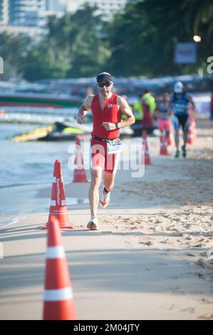 Unidentifizierter Triathlon-Wettbewerb in Pattaya Triathlon, Thailand Tri-League Tour Series 2015 am 17 ,2015. Oktober, Pattaya Beach, Chonburi, Thailand. Stockfoto