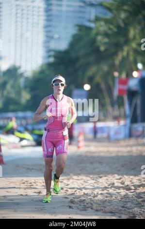 Unidentifizierter Triathlon-Wettbewerb in Pattaya Triathlon, Thailand Tri-League Tour Series 2015 am 17 ,2015. Oktober, Pattaya Beach, Chonburi, Thailand. Stockfoto