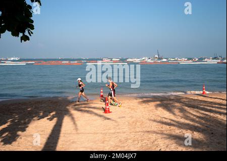 Unidentifizierter Triathlon-Wettbewerb in Pattaya Triathlon, Thailand Tri-League Tour Series 2015 am 17 ,2015. Oktober, Pattaya Beach, Chonburi, Thailand. Stockfoto