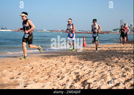 Unidentifizierter Triathlon-Wettbewerb in Pattaya Triathlon, Thailand Tri-League Tour Series 2015 am 17 ,2015. Oktober, Pattaya Beach, Chonburi, Thailand. Stockfoto