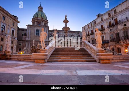 Palermo, Sizilien, Italien. Stadtbild von Palermo, Sizilien mit dem berühmten Prätorianbrunnen auf der Piazza Pretoria bei Sonnenuntergang. Stockfoto