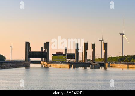Rilland, Niederlande - August 2022: Eintritt zu einer großen Kanalschleuse Stockfoto