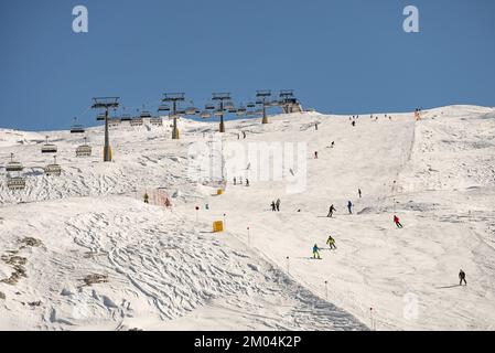 Luftaufnahme von Madonna di Campiglio und Usus Snowpark im Val Rendena dolomiten Trentino Italien im Winter Stockfoto