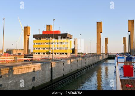 Rilland, Niederlande - August 2022: Kreuzfahrtschiff auf dem Fluss wartet in einer großen Kanalschleuse Stockfoto