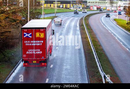 Dundee, Tayside, Schottland, Großbritannien. 4.. Dezember 2022. UK Weather: Im Nordosten Schottlands herrscht bewölktes und feuchtes Winterwetter mit sonnigen Intervallen, verstreuten Regenschauern und Temperaturen von bis zu 6 °C. Fahrer von gewerblichem Güterverkehr und Kraftfahrzeugen auf der zweispurigen Nebenstraße Dundee Kingsway West sind gefährlichen und nassen Bedingungen ausgesetzt. Kredit: Dundee Photographics/Alamy Live News Stockfoto