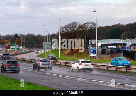 Dundee, Tayside, Schottland, Großbritannien. 4.. Dezember 2022. UK Weather: Im Nordosten Schottlands herrscht bewölktes und feuchtes Winterwetter mit sonnigen Intervallen, verstreuten Regenschauern und Temperaturen von bis zu 6 °C. Fahrer von gewerblichem Güterverkehr und Kraftfahrzeugen auf der zweispurigen Nebenstraße Dundee Kingsway West sind gefährlichen und nassen Bedingungen ausgesetzt. Kredit: Dundee Photographics/Alamy Live News Stockfoto