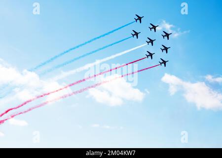 Eine Gruppe von Flugzeugen fliegt mit einer Farbspur in blau-rot-weiß Stockfoto